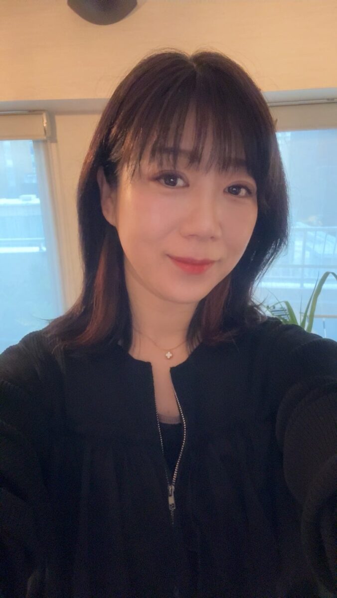 耳まわりに色を入れたイヤリングカラー風のヘアスタイル