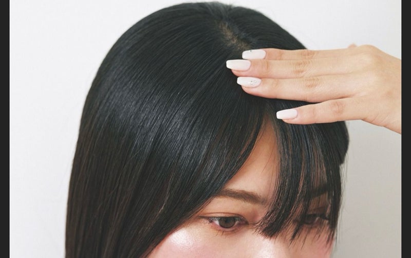 正面からの風に備えて前髪を手で押さえる方法